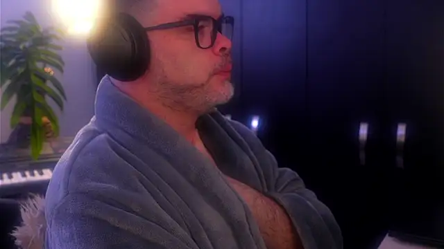 Snapshot of Sanders_White chatting on 09-15-25, 01:44 Sanders White online show from 09-15-25, 01:44