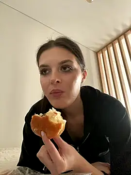 little belucci online show from 11-05-25, 01:44