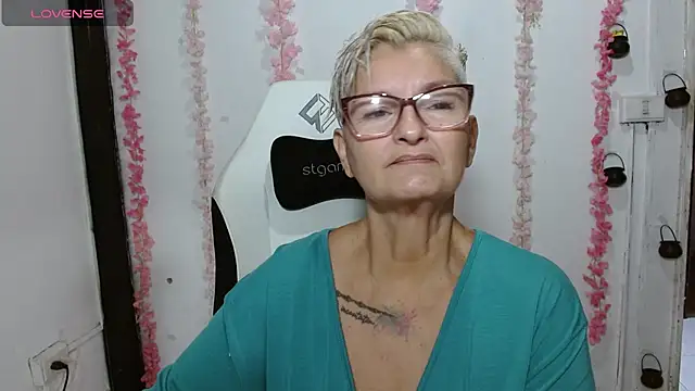 Snapshot of bety-cum2 chatting on 07-11-26, 12:30 bety-cum2 online show from 07-11-26, 12:30