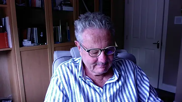 Snapshot of Oldpistolpete chatting on 06-26-26, 10:52 Oldpistolpete online show from 06-26-26, 10:52