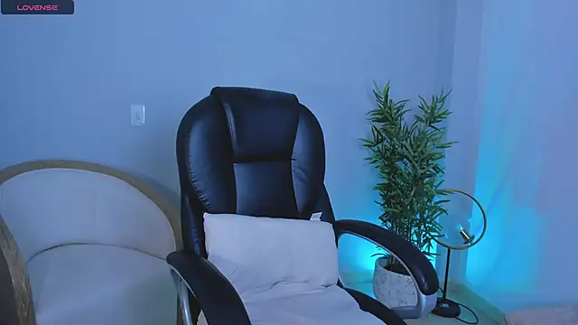 NiaBennet  online show from 10-24-25, 09:22