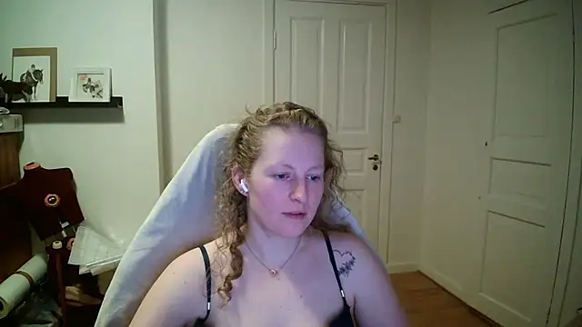 Snapshot of Girlnina-1995 chatting on 03-04-26, 08:48 Girlnina-1995 online show from 03-04-26, 08:48