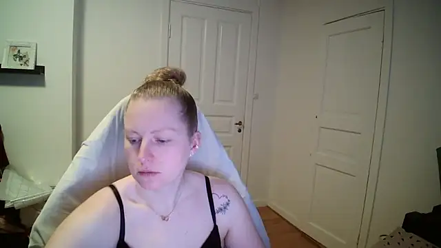 Snapshot of Girlnina-1995 chatting on 03-05-26, 09:27 Girlnina-1995 online show from 03-05-26, 09:27