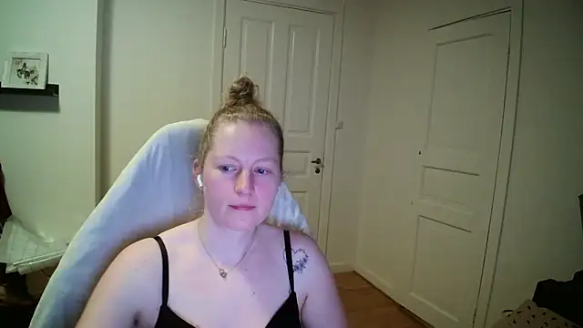 Snapshot of Girlnina-1995 chatting on 03-05-26, 09:33 Girlnina-1995 online show from 03-05-26, 09:33