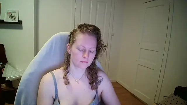 Snapshot of Girlnina-1995 chatting on 03-11-26, 09:37 Girlnina-1995 online show from 03-11-26, 09:37