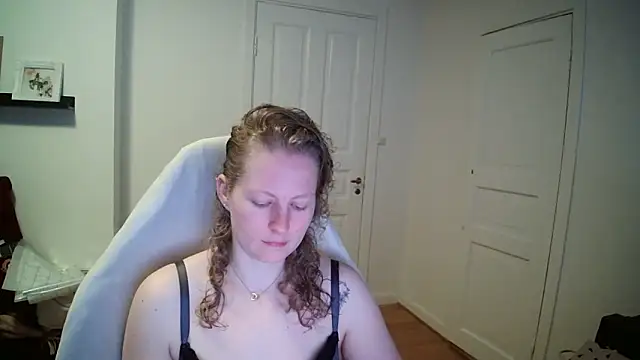 Snapshot of Girlnina-1995 chatting on 03-12-26, 09:59 Girlnina-1995 online show from 03-12-26, 09:59