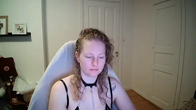 Snapshot of Girlnina-1995 chatting on 03-16-26, 06:28 Girlnina-1995 online show from 03-16-26, 06:28