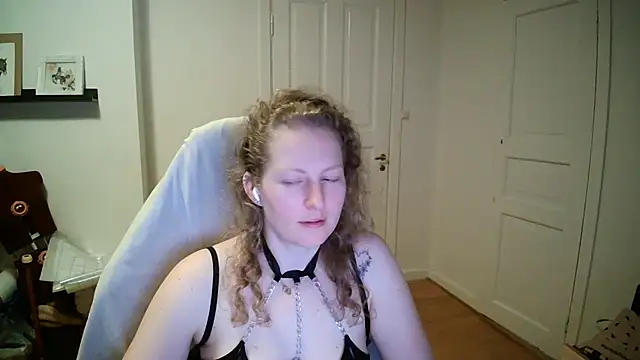 Snapshot of Girlnina-1995 chatting on 03-16-26, 06:34 Girlnina-1995 online show from 03-16-26, 06:34