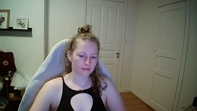 Snapshot of Girlnina-1995 chatting on 03-17-26, 06:39 Girlnina-1995 online show from 03-17-26, 06:39