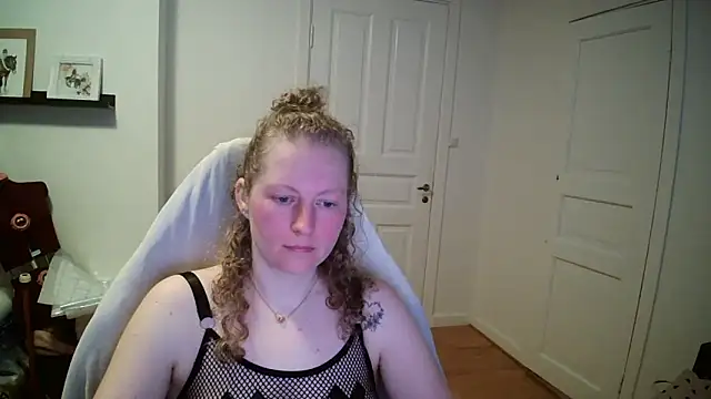 Snapshot of Girlnina-1995 chatting on 03-18-26, 08:39 Girlnina-1995 online show from 03-18-26, 08:39