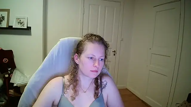 Snapshot of Girlnina-1995 chatting on 03-18-26, 08:45 Girlnina-1995 online show from 03-18-26, 08:45