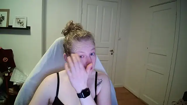 Snapshot of Girlnina-1995 chatting on 03-20-26, 06:29 Girlnina-1995 online show from 03-20-26, 06:29