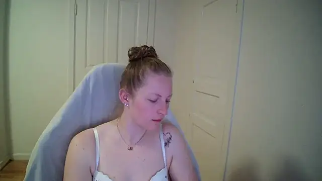 Snapshot of Girlnina-1995 chatting on 04-01-26, 01:52 Girlnina-1995 online show from 04-01-26, 01:52