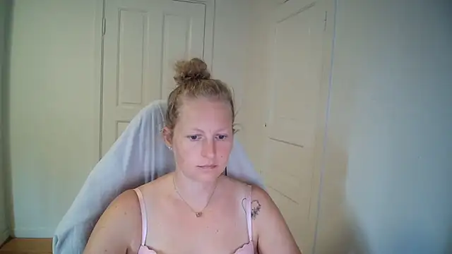 Snapshot of Girlnina-1995 chatting on 07-20-26, 10:29 Girlnina-1995 online show from 07-20-26, 10:29