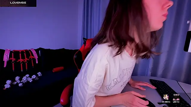 Snapshot of DivineBite chatting on 02-28-25, 03:59 DivineBite online show from 02-28-25, 03:59