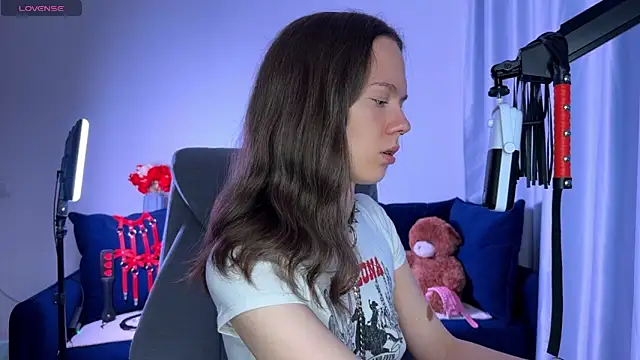 Snapshot of DivineBite chatting on 09-11-25, 04:18 DivineBite online show from 09-11-25, 04:18