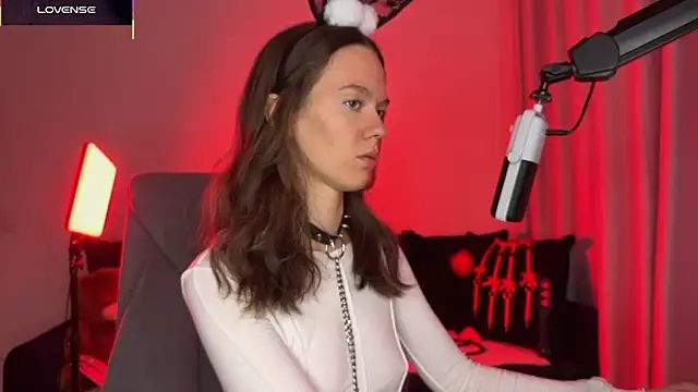 Snapshot of DivineBite chatting on 09-27-25, 03:06 DivineBite online show from 09-27-25, 03:06