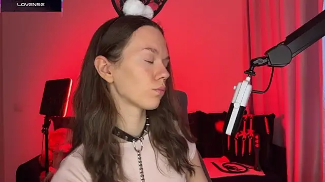 Snapshot of DivineBite chatting on 10-06-25, 01:30 DivineBite online show from 10-06-25, 01:30