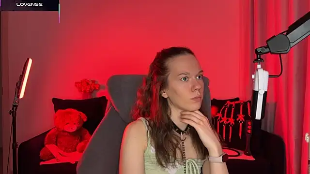 Snapshot of DivineBite chatting on 10-09-25, 05:00 DivineBite online show from 10-09-25, 05:00