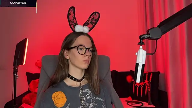 Snapshot of DivineBite chatting on 10-18-25, 03:24 DivineBite online show from 10-18-25, 03:24