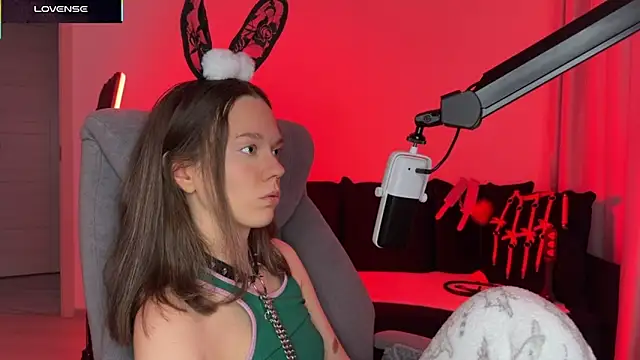 Snapshot of DivineBite chatting on 10-27-25, 12:20 DivineBite online show from 10-27-25, 12:20