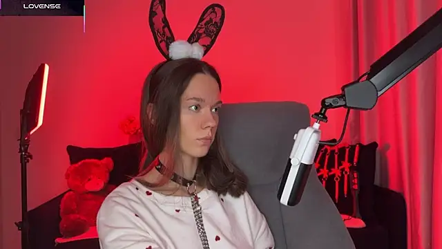 Snapshot of DivineBite chatting on 10-29-25, 03:14 DivineBite online show from 10-29-25, 03:14