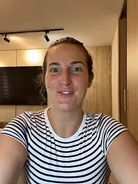 Snapshot of Thescorpionfr chatting on 11-18-25, 06:23 Thescorpionfr online show from 11-18-25, 06:23