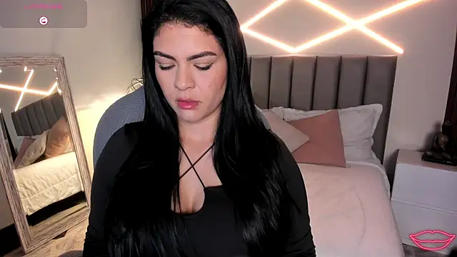 Snapshot of Veronicalanx1 chatting on 06-17-26, 11:01 Veronicalanx1 online show from 06-17-26, 11:01