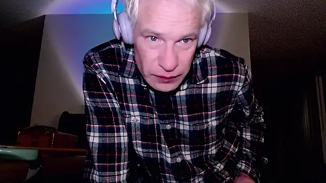 Snapshot of Snarfle82 chatting on 10-26-25, 04:40 Snarfle82 online show from 10-26-25, 04:40