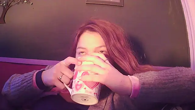 Snapshot of Angelk43 chatting on 12-20-25, 06:42 Angelk43 online show from 12-20-25, 06:42