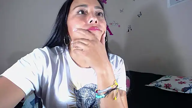 Snapshot of hanna_girl21 chatting on 07-10-26, 01:43 hanna girl21 online show from 07-10-26, 01:43