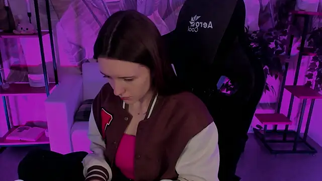 Snapshot of JennyDens chatting on 12-21-24, 02:52 JennyDens online show from 12-21-24, 02:52