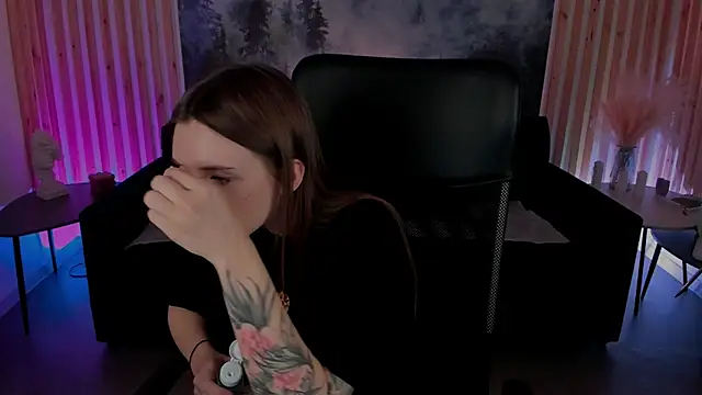 Snapshot of JennyDens chatting on 02-20-25, 05:01 JennyDens online show from 02-20-25, 05:01