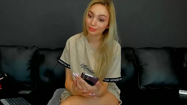 Snapshot of HaleySweet18 chatting on 06-25-26, 05:12 HaleySweet18 online show from 06-25-26, 05:12