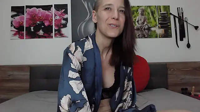 Snapshot of Naschkatze01 chatting on 02-13-25, 08:03 Naschkatze01 online show from 02-13-25, 08:03