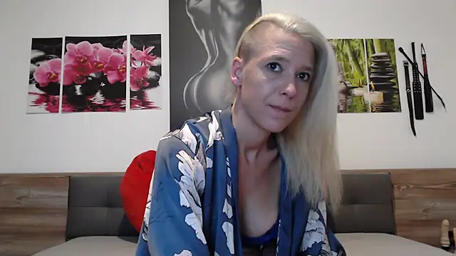 Snapshot of Naschkatze01 chatting on 09-26-25, 06:12 Naschkatze01 online show from 09-26-25, 06:12