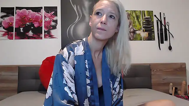 Snapshot of Naschkatze01 chatting on 09-28-25, 04:51 Naschkatze01 online show from 09-28-25, 04:51