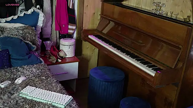 VanessaDoyle online show from 09-18-25, 02:19