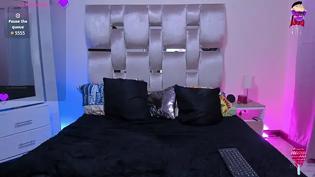 Snapshot of MelanyShayk chatting on 06-19-26, 04:17 MelanyShayk online show from 06-19-26, 04:17