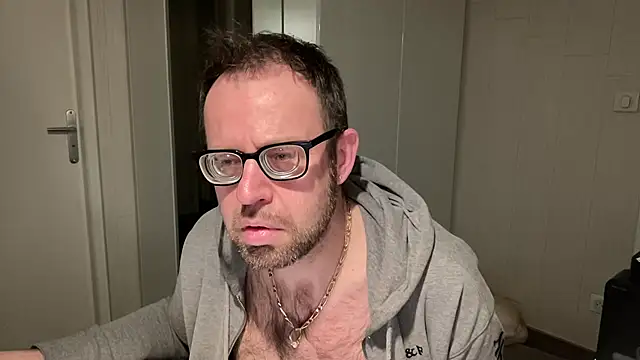 Snapshot of FABIOGLASSES chatting on 01-19-25, 09:23 FABIOGLASSES online show from 01-19-25, 09:23