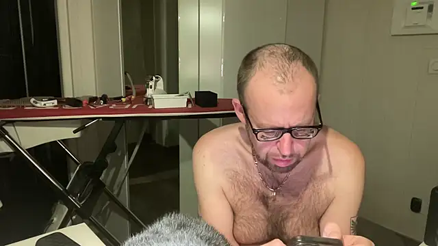 Snapshot of FABIOGLASSES chatting on 10-06-25, 08:39 FABIOGLASSES online show from 10-06-25, 08:39