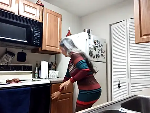 EvaRobinson online show from 01-21-25, 03:32