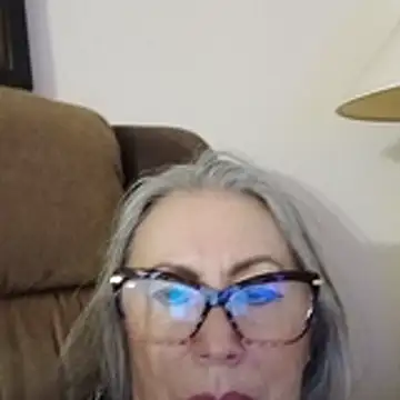 Snapshot of EvaRobinson chatting on 10-28-25, 11:18 EvaRobinson online show from 10-28-25, 11:18