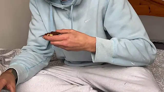 Snapshot of ThatGuyNextDoor1992 chatting on 10-05-25, 10:35 ThatGuyNextDoor1992 online show from 10-05-25, 10:35