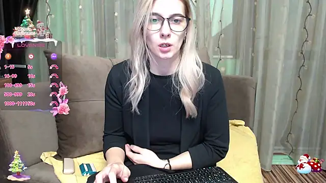 Snapshot of lovingfeetheels chatting on 12-30-24, 06:53 lovingfeetheels online show from 12-30-24, 06:53