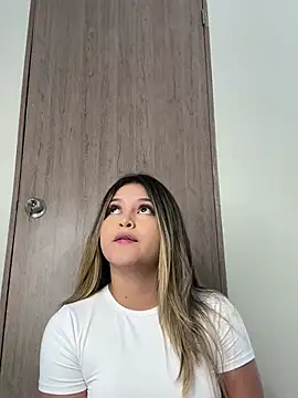 lunablossom  online show from 02-02-25, 04:54