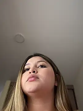 lunablossom  online show from 11-17-25, 09:53