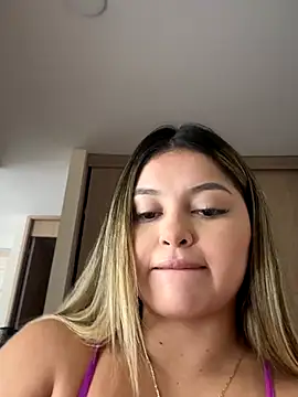 lunablossom  online show from 11-19-25, 05:46