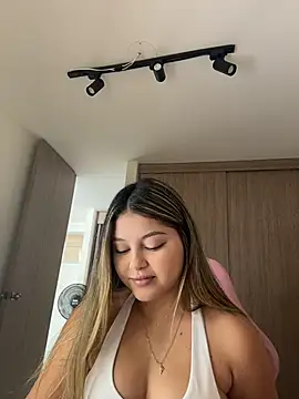 lunablossom  online show from 03-18-26, 06:22