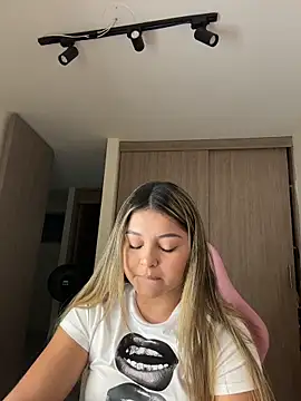 lunablossom  online show from 03-25-26, 12:27